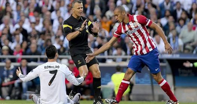 Cris Ronaldo lại thúc cùi chỏ vào mặt cầu thủ Atletico Madrid