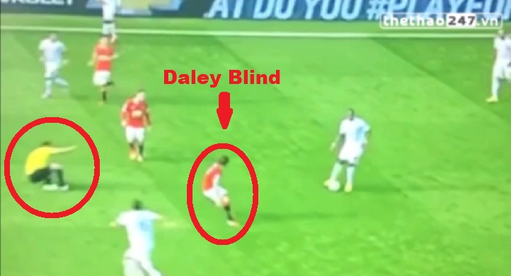 VIDEO: Lần đầu ra mắt Man Utd, Daley Blind cả gan ''đốn ngã'' trọng tài