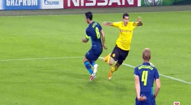 VIDEO: Trọng tài khiến Dortmund mất oan 1 quả penalty (Dortmund vs Arsenal)
