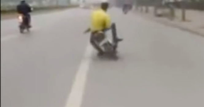 VIDEO: Quái xế 'huyền thoại' đi xe vắt chéo tay, lạng lách, đánh võng điên cuồng