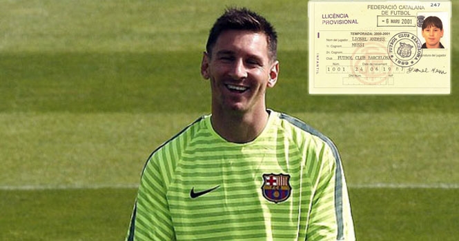 Lionel Messi khoe kỷ vật khi mới gia nhập Barcelona