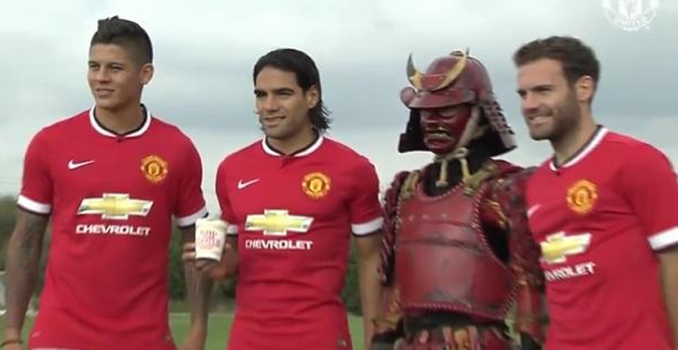 VIDEO: Red Samurai so tài tâng bóng cùng sao Man Utd