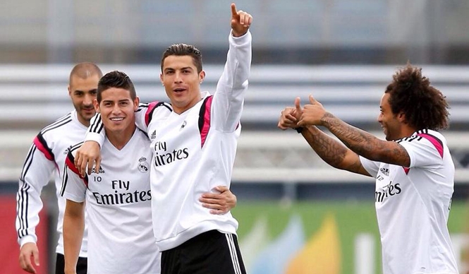 VIDEO: Sau sự cố đá ma, Ronaldo và James Rodriguez làm lành trên sân tập