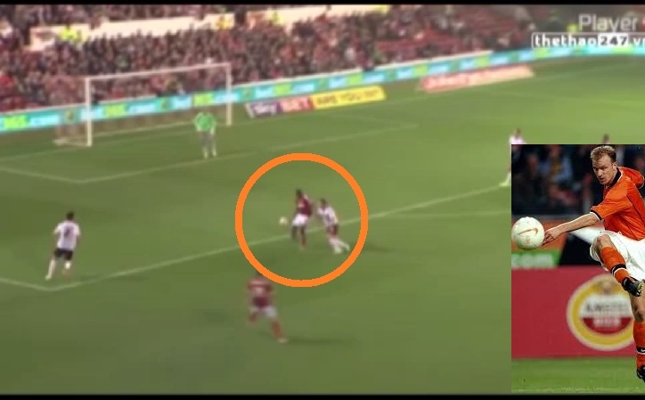 VIDEO: Pha khống chế ghi bàn đẳng cấp theo phong cách Dennis Bergkamp