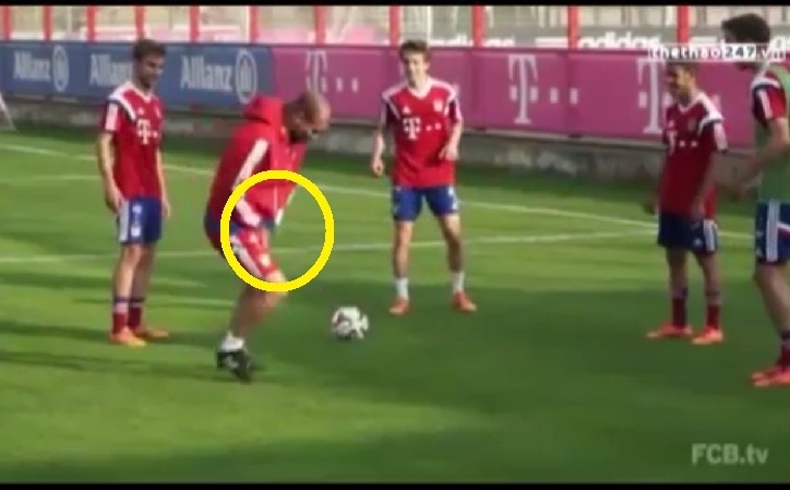 VIDEO: Pep Guardiola chơi ''ăn gian'' khi tâng bóng cùng các học trò nhí