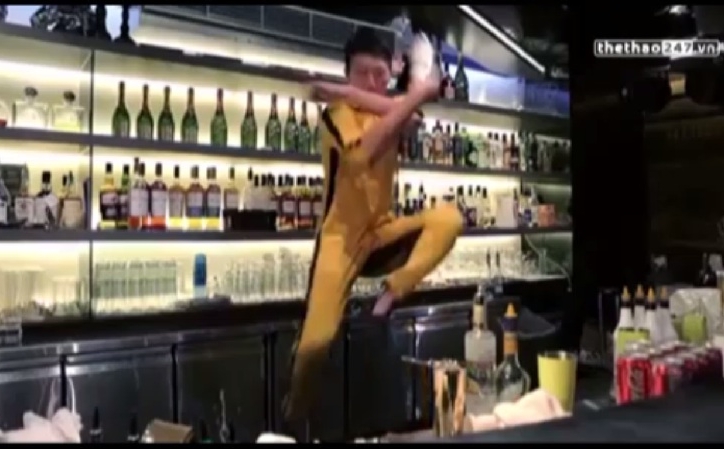 VIDEO: Truyền nhân Bruce Lee múa võ theo phong cách bartender