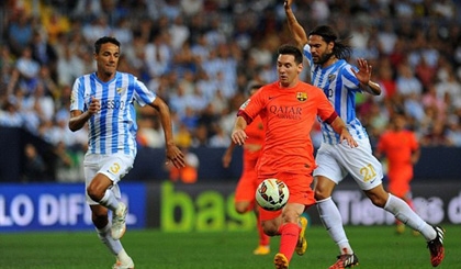 Messi bị đối thủ bóp má, dằn mặt ngay trên sân