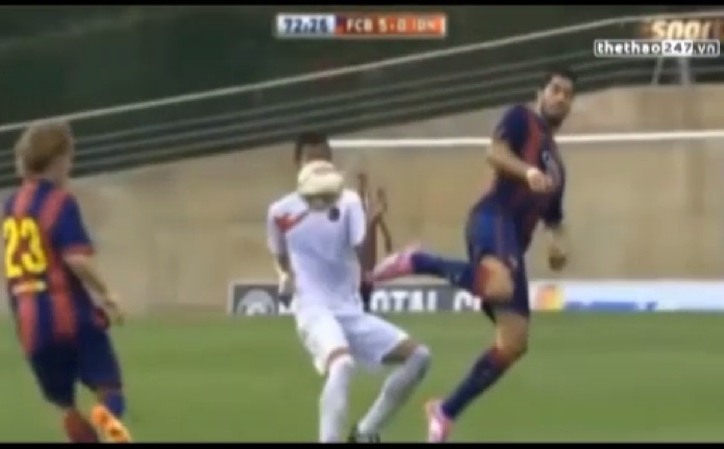 VIDEO: Suarez ''bắt chước'' Ibrahimovic chuyền bóng kiểu Teakwondo