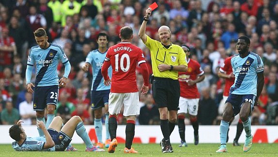 Van Gaal cũng phải chào thua thẻ đỏ của Rooney