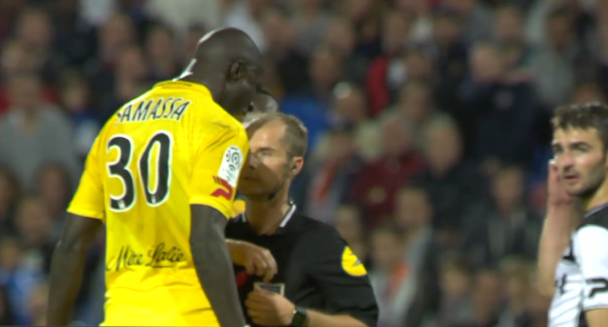 VIDEO: Cầu thủ Guingamp cố ăn trộm thẻ đỏ của trọng tài
