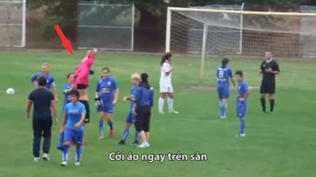 VIDEO: Cầu thủ nữ đòi tẩn trọng tài, cởi áo ngay trên sân