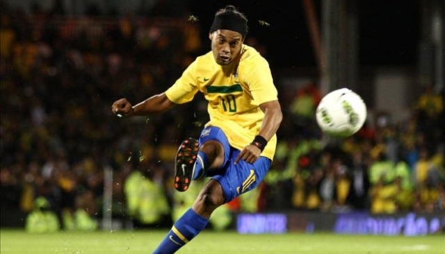 VIDEO: Ronaldinho lập siêu phẩm sút phạt trong màu áo Queretaro