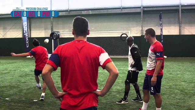 VIDEO: Ozil, Cazorla và Podolski tham gia thử thách sút bóng trúng mục tiêu
