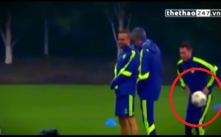 VIDEO: Jose Mourinho lại gây cười khi đá bóng vào đúng ''chỗ hiểm''