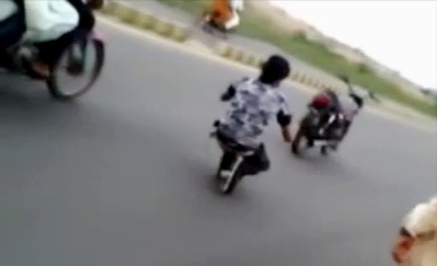 VIDEO: Thanh niên trổ tài 'ma thuật' vừa trượt patin vừa điều khiển moto
