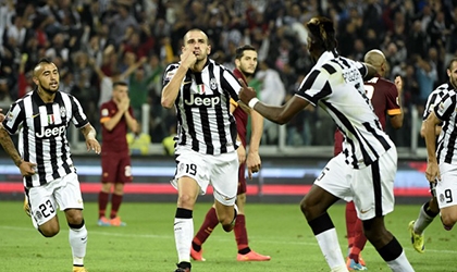 Vòng 6 Serie A: Juve thắng Roma đầy tranh cãi, Inter lại thua bạc nhược