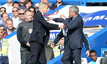 Wenger và Mourinho nói gì về tình huống xô xát?