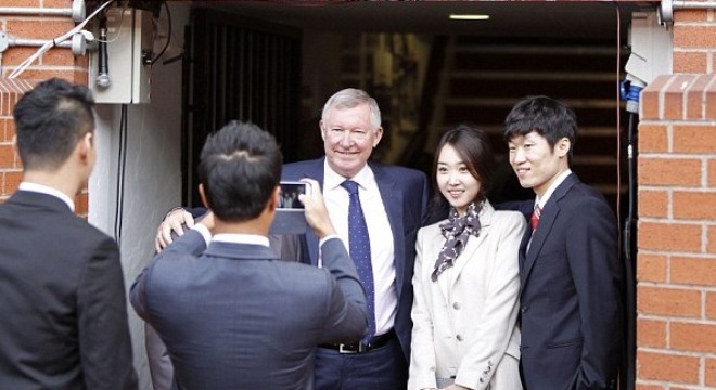 Park Ji Sung mang vợ xinh đến Old Trafford