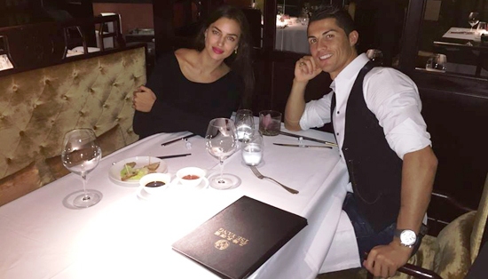 Ronaldo mời bạn gái ăn tối mừng hat-trick
