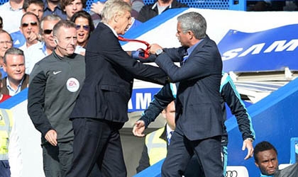 Arsene Wenger và Mourinho may mắn thoát án phạt của FA