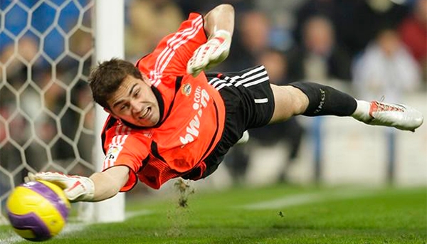 VIDEO: Cú sút phạt biến Casillas thành kẻ nghiệp dư