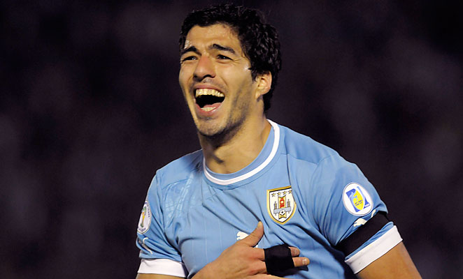 VIDEO: Đang đá hay, Suarez bỗng xin trọng tài cho đi... toilet