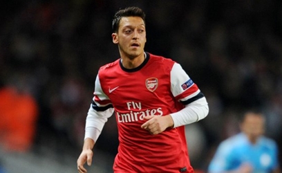 Ozil dùng Twitter nói về tin đồn chia tay Arsenal