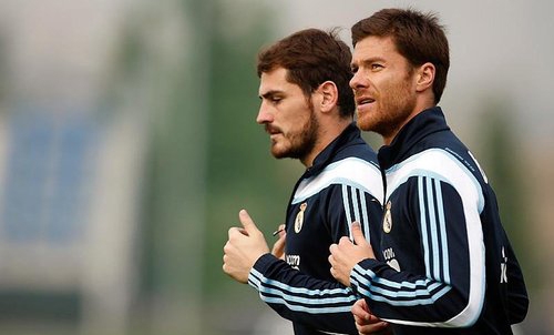 Alonso phản ứng trước những chỉ trích hướng về Iker Casillas