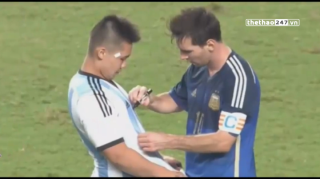 VIDEO: Fan cuồng lao xuống sân xin chữ ký của Messi