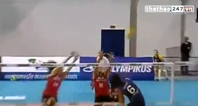 VIDEO: Pha 'đóng dấu' kinh hoàng ngay sát lưới ở bóng chuyền nữ