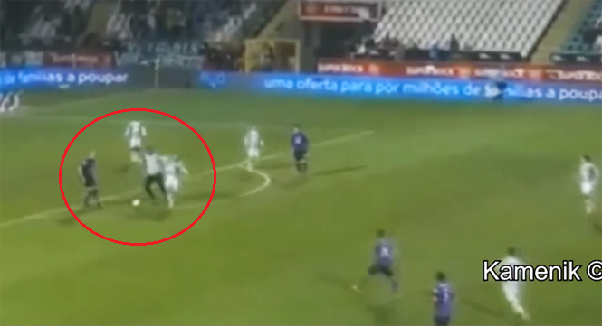 VIDEO: Thủ môn liều lĩnh lừa qua 3 cầu thủ đối phương bên phần sân nhà