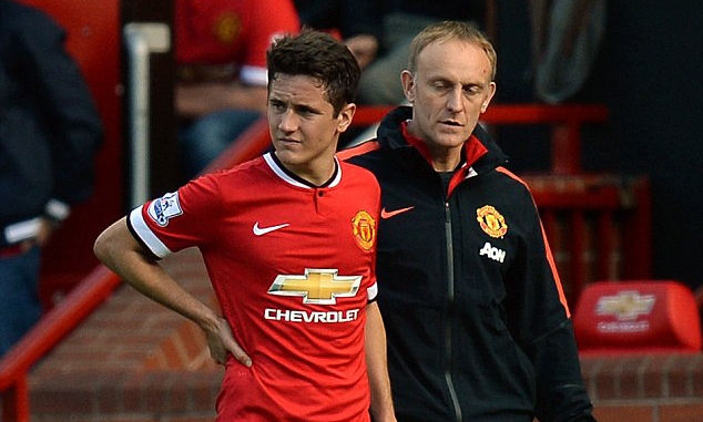 Herrera mặc đồ của phụ nữ ra sân trận gặp West Brom