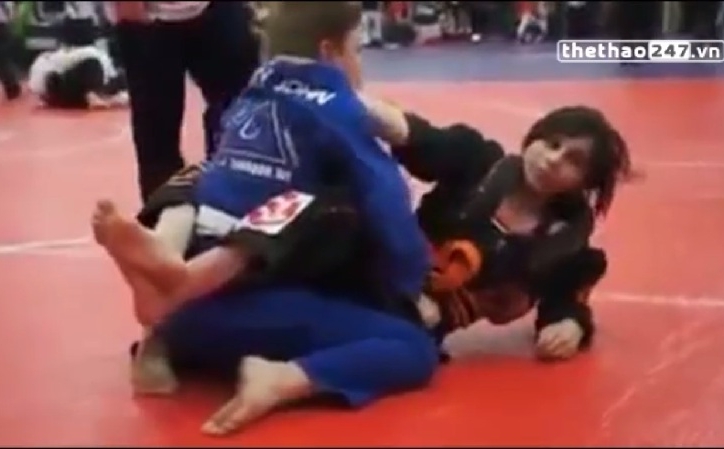 VIDEO: Thế võ nhạy cảm nhưng cực kỳ lợi hại của nữ võ sĩ