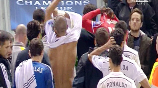 VIDEO: Hành động đổi áo 'ngớ ngẩn' của Balotelli ngay giữa trận