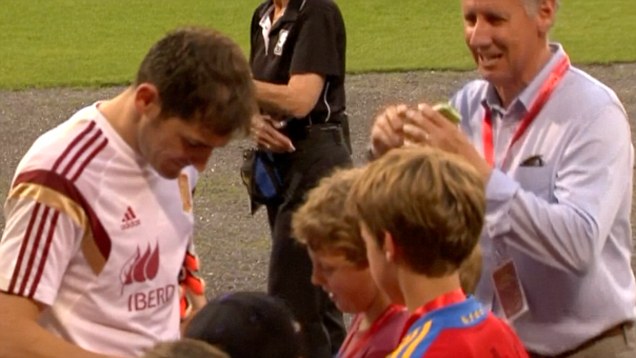 VIDEO: Thủ thành Casillas ngoáy mũi rồi bôi vào mặt cầu thủ nhí