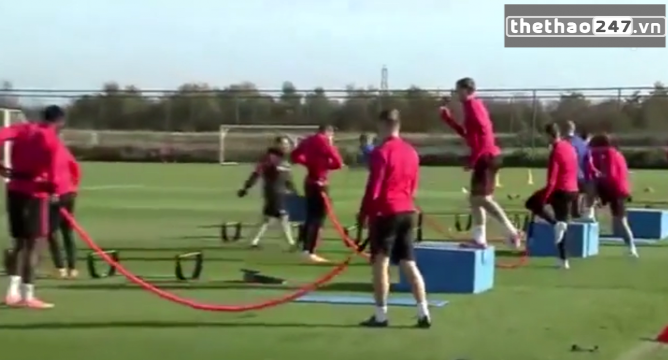 VIDEO: Bài tập nặng bất ngờ của HLV Van Gaal dành cho các cầu thủ Man Utd