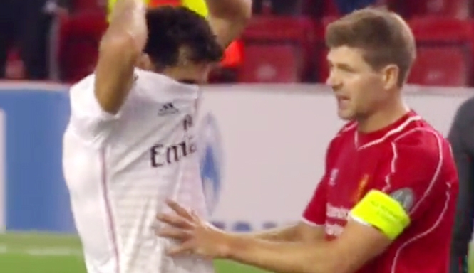 VIDEO: Gerrard khiến đồng đội cũ chưng hửng vì từ chối đổi áo