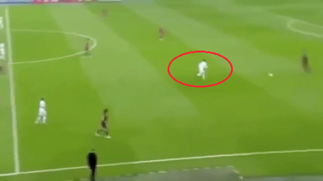 VIDEO: Ronaldo nổi xung khi bị cầu thủ Barca chơi bóng ma