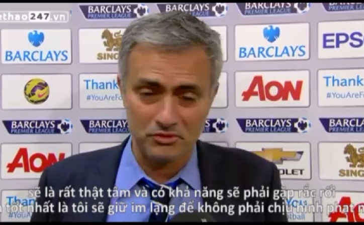 VIDEO: Mourinho hậm hực nhưng không dám lên tiếng vì sợ gặp rắc rối