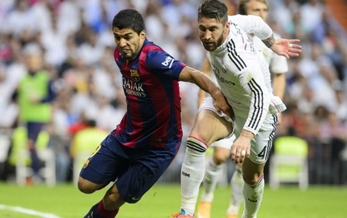 Suarez tinh quái tóm gọn 'chỗ hiểm' của Ramos