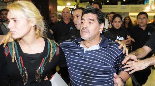Lộ video 'Cậu bé vàng' Maradona đánh bồ trẻ