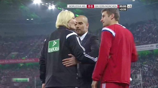 VIDEO: Hành động khiếm nhã của HLV Guardiola với nữ trọng tài Bundesliga
