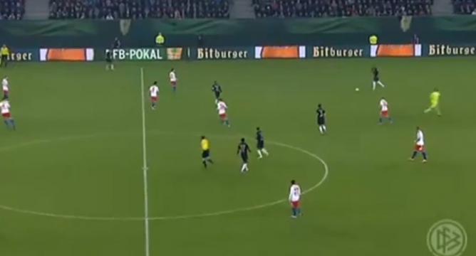 VIDEO: Xem thủ thành Neuer phô diễn tài năng ở... giữa sân