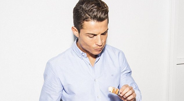 Ronaldo vui vẻ ăn bánh hình nội y