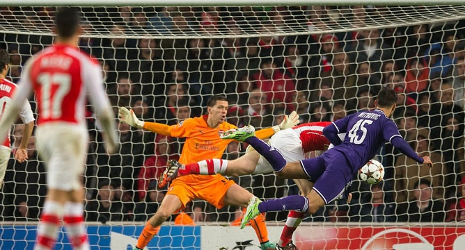 VIDEO bàn thắng: Arsenal 3-3 Anderlecht -Cầm vàng còn để vàng rơi