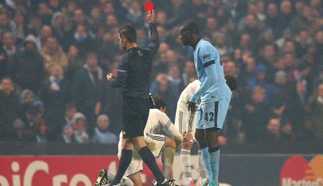 VIDEO: Fernandinho và Yaya Toure lần lượt nhận thẻ đỏ (Man City 1-2 CSKA)