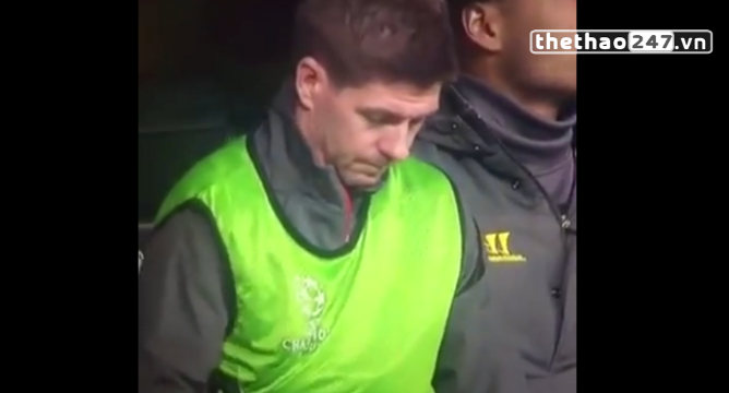 VIDEO hài hước: Khi Gerrard thấy trận đấu của Liverpool quá nhàm chán