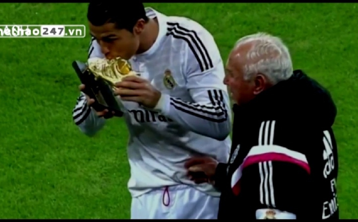 VIDEO: Ronaldo khoe giày vàng trên sân Bernabeu
