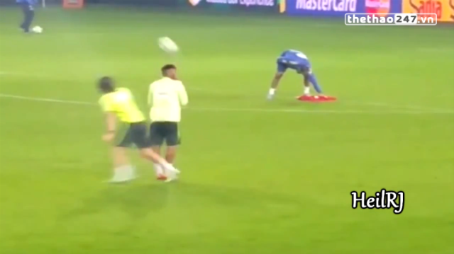 VIDEO: Filipe Luis dùng tuyệt chiêu gắp bóng qua đầu Neymar