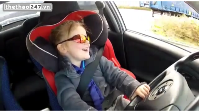 VIDEO: Khó tin với khả năng lái và drift ô tô điệu nghệ của bé gái